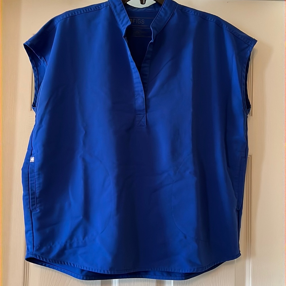 Figs uniform top